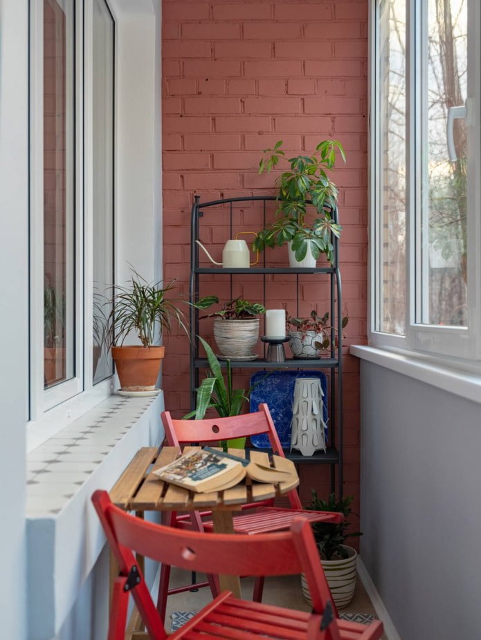 Étagères et coin salon sur un balcon de style loft