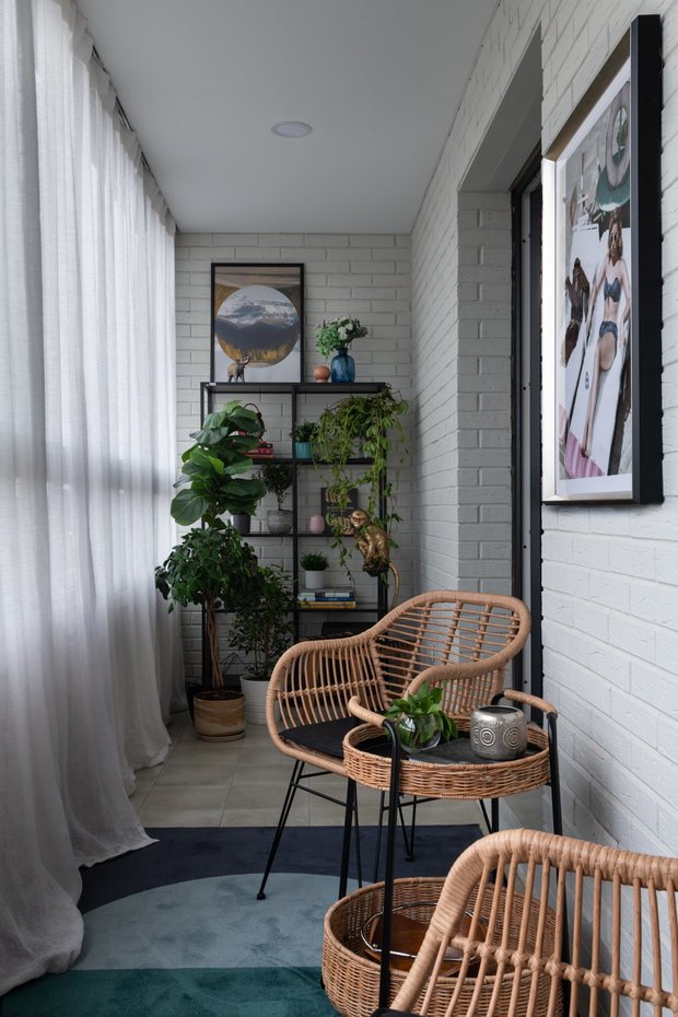 Balcon avec murs en briques