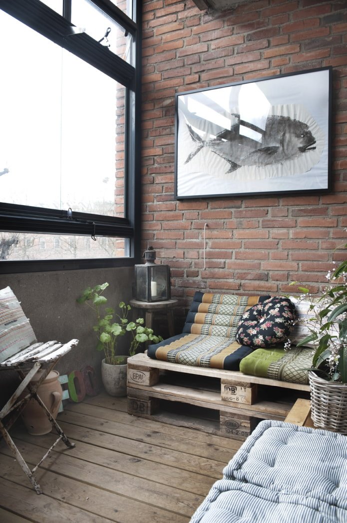 Loggia avec meubles en palettes de style loft