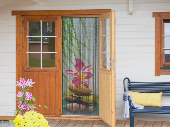 rideaux en bambou avec fleurs