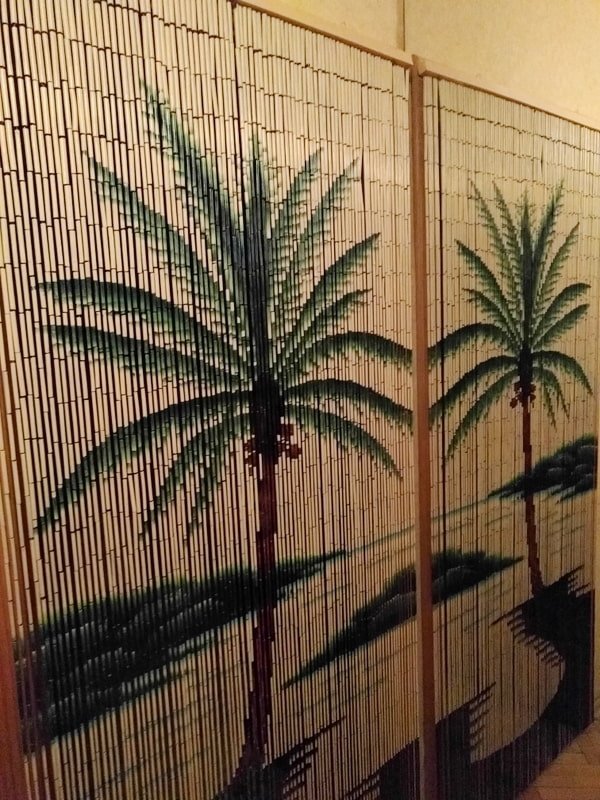 Rideaux en bambou avec palmiers