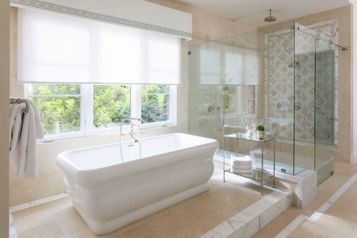 lambrequin rigide blanc à l'intérieur de la salle de bain