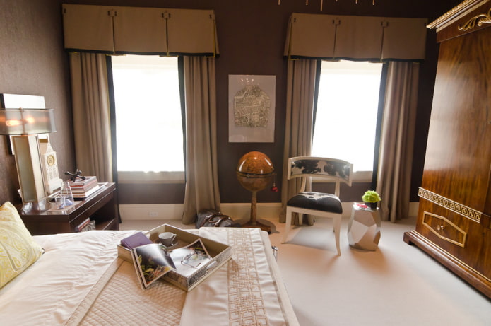 Lambrequin rigide dans une chambre