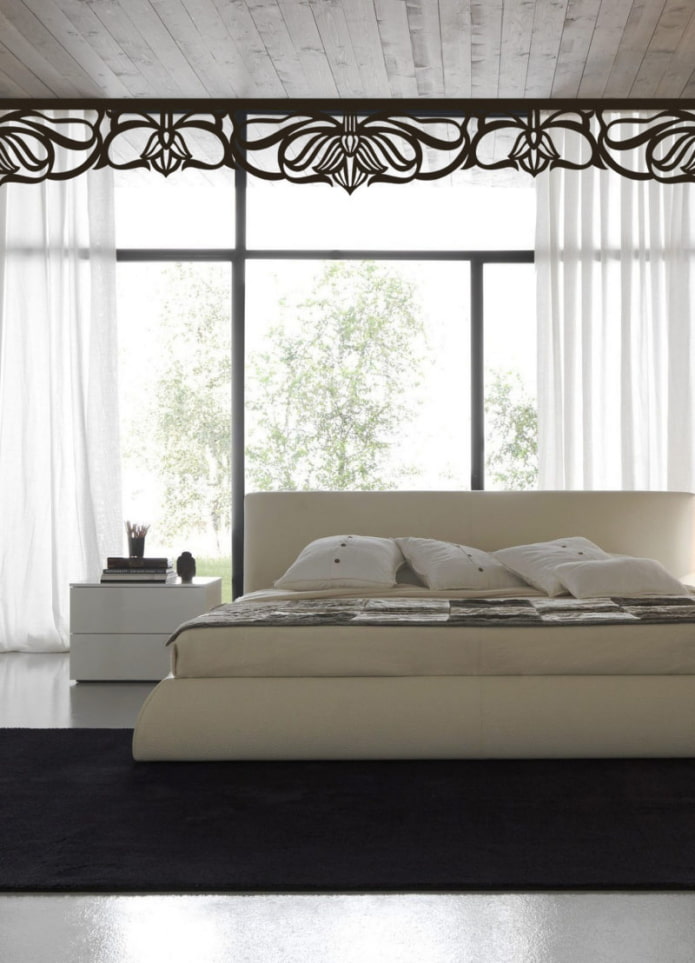 Lambrequin ajouré à l'intérieur d'une chambre