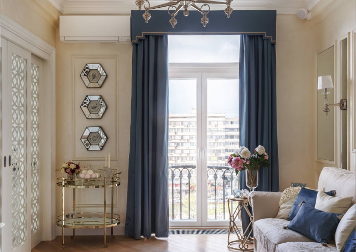 lambrequin rigide sur les portes-fenêtres du balcon