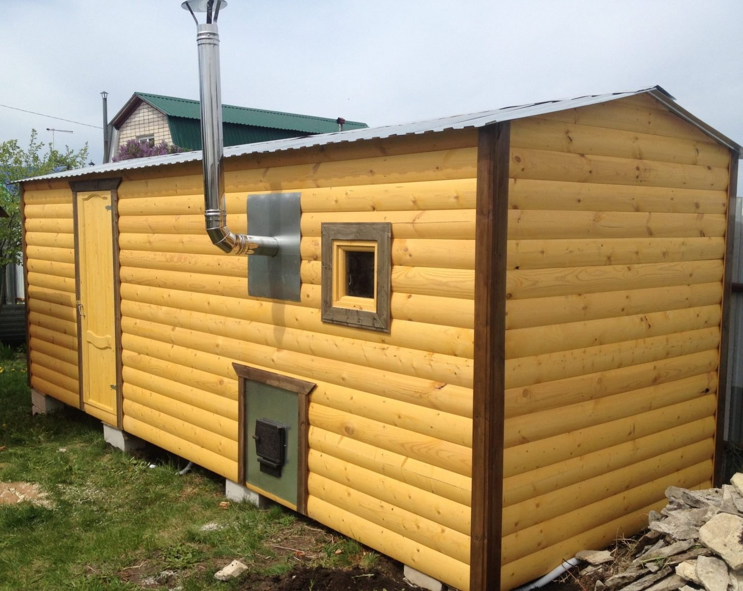 façade d'un bain public en blockhaus