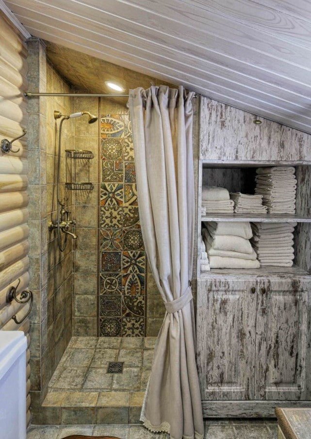 Carrelage dans la décoration de la douche dans la baignoire