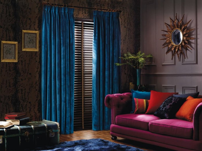 rideaux en velours bleu à l'intérieur