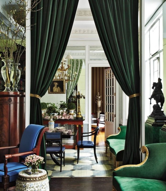 rideaux en velours vert à l'intérieur