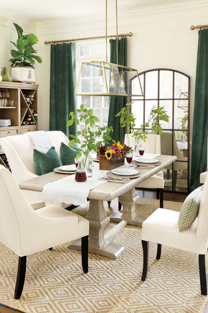 rideaux en velours vert à l'intérieur du salon