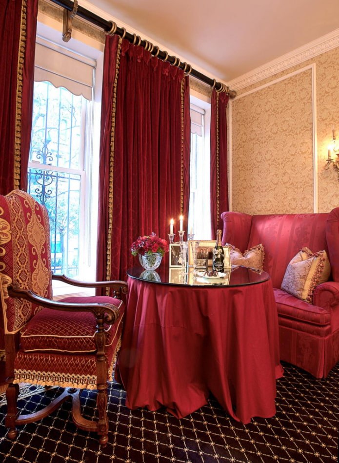 Rideaux en velours rouge à l'intérieur