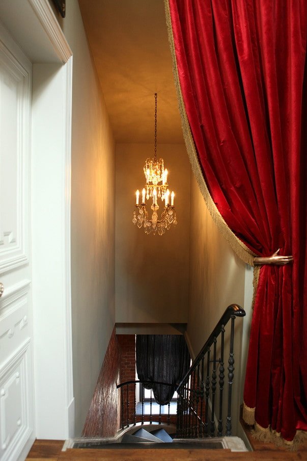 Rideaux en velours rouge à l'intérieur