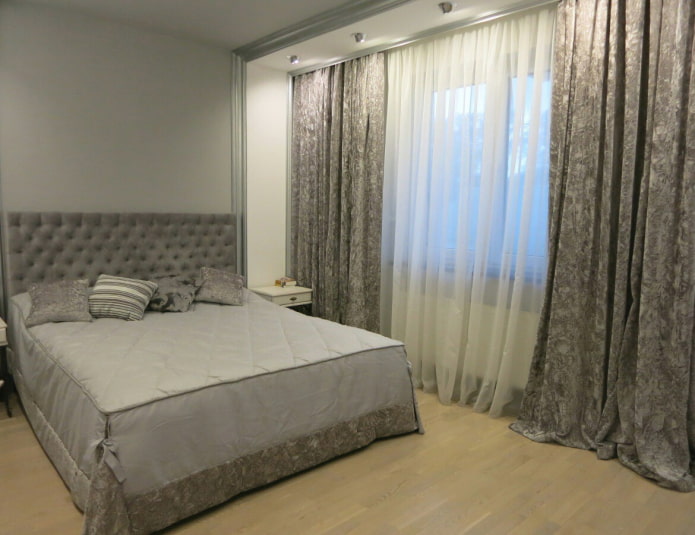 Rideaux en velours gris dans la chambre