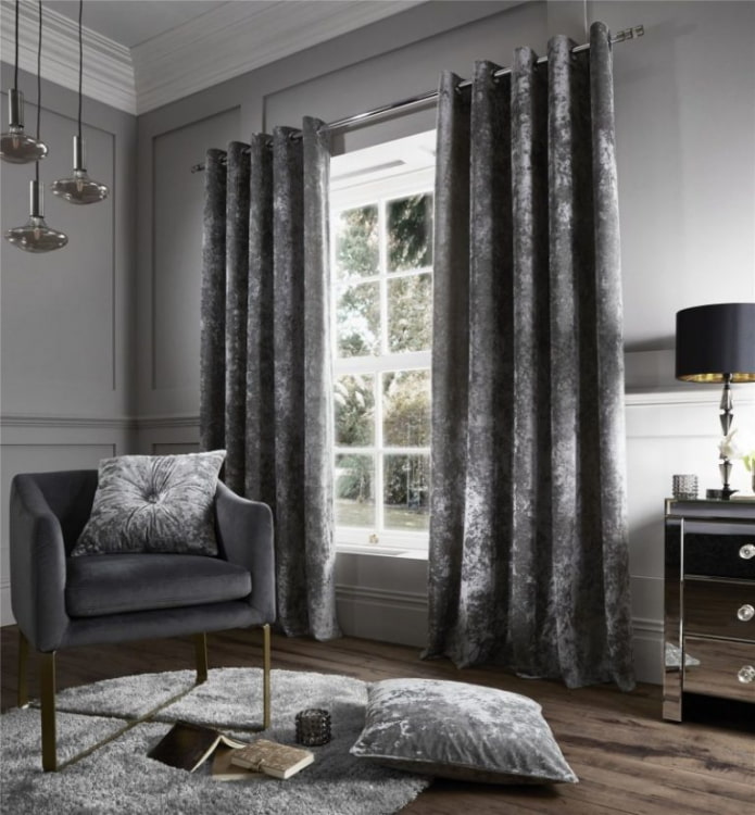 Rideaux en velours gris à l'intérieur