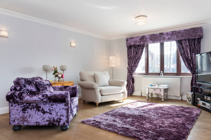 rideaux en velours violet dans le salon