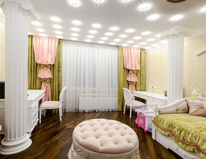 rideaux de velours à l'intérieur d'une chambre d'enfant