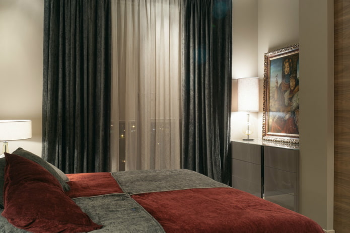 Rideaux en velours noir dans la chambre