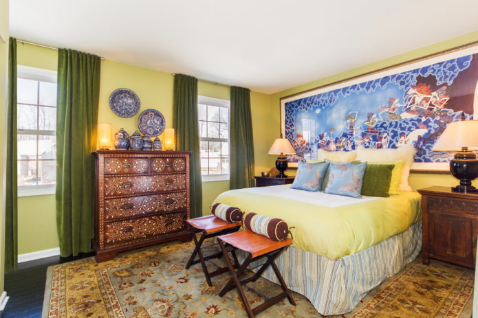 rideaux en velours vert dans la chambre