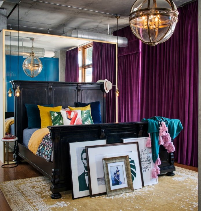 Rideaux en velours lilas dans la chambre