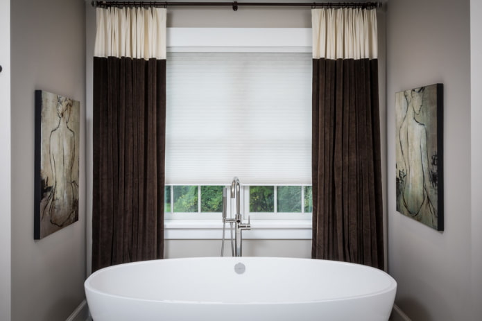 rideaux en velours marron dans la salle de bain