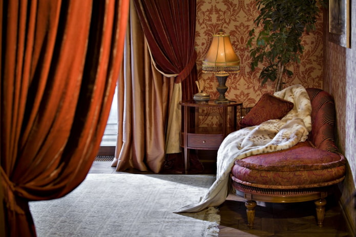 rideaux de velours dans un intérieur de style oriental