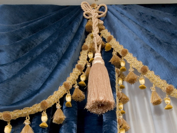 rideaux en velours avec pompons