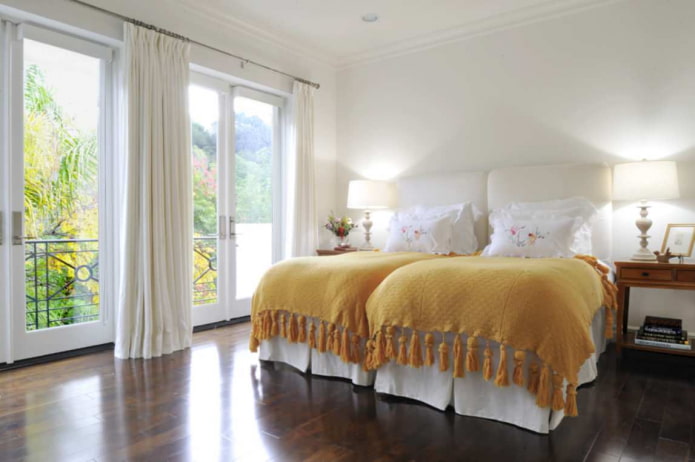rideaux en velours blanc dans la chambre