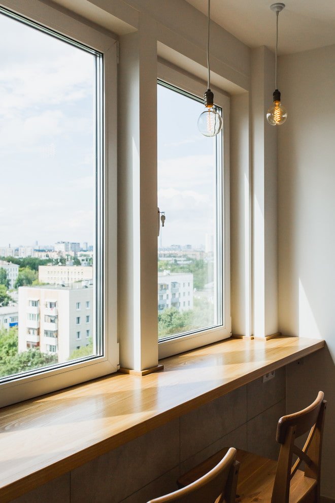 Comptoir de bar sur le balcon depuis le rebord de la fenêtre
