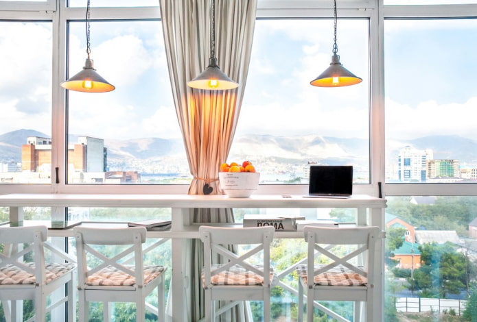 idée de décoration de balcon dans le style provençal