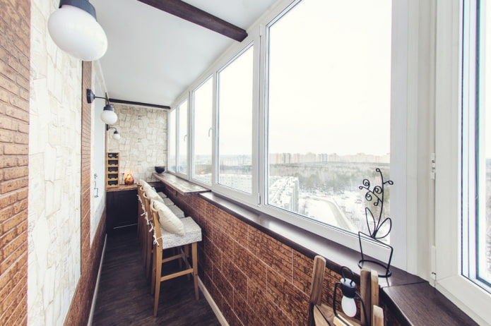 idée pour décorer un balcon avec un comptoir de bar