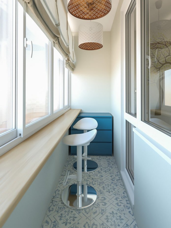 Comptoir de bar sur le balcon depuis le rebord de la fenêtre