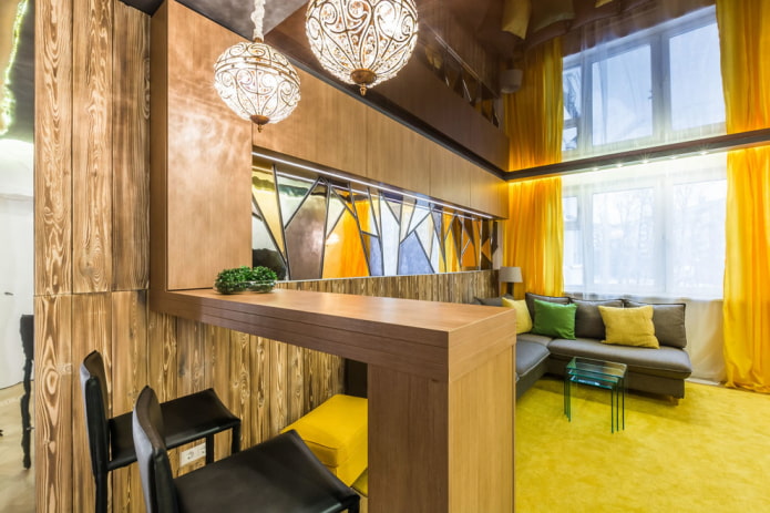 Comptoir de bar en bois à l'intérieur