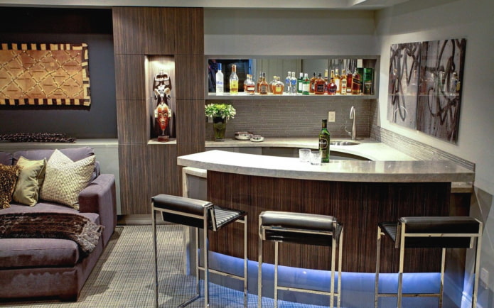 Comptoir de bar semi-circulaire dans un salon
