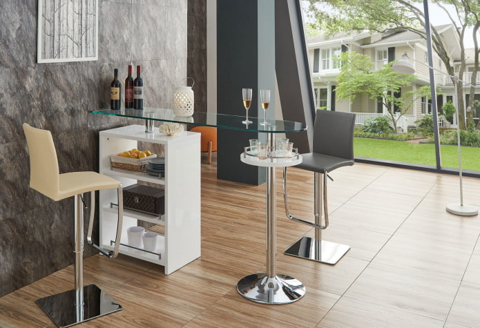 Comptoir de bar en verre à l'intérieur