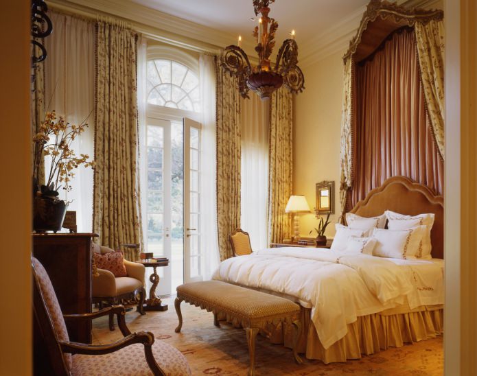 chambre à coucher dans les tons jaune et marron