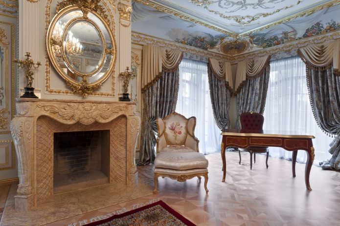 fresques, miroir dans un cadre doré, cheminée avec moulures