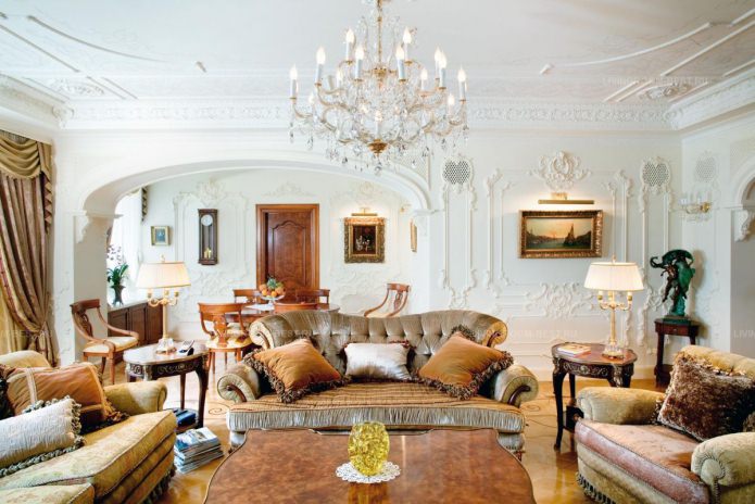 canapé et deux fauteuils dans une pièce de style baroque