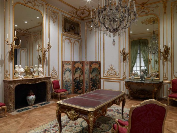 Accessoires dans une pièce baroque
