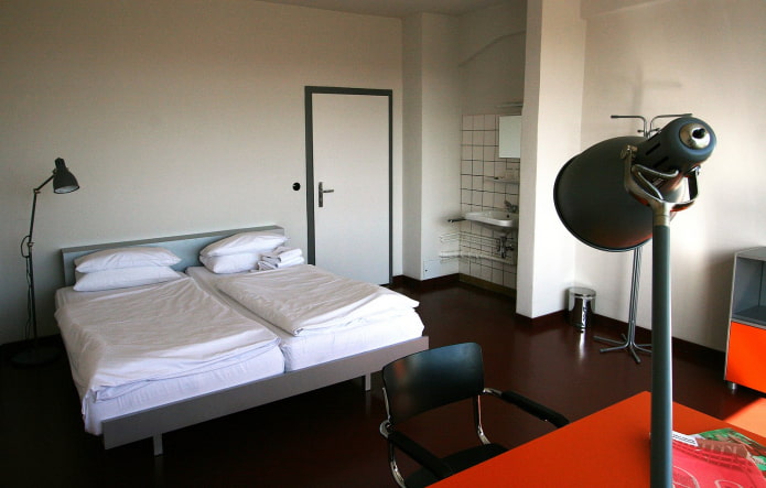chambre avec une table rouge