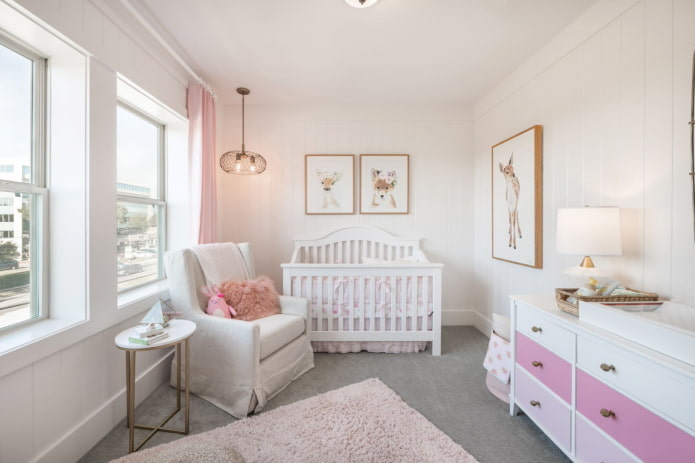 Chambre de bébé blanche et rose