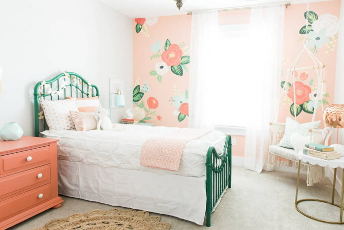 Chambre d'enfant aux tons blancs et roses avec des éléments verts
