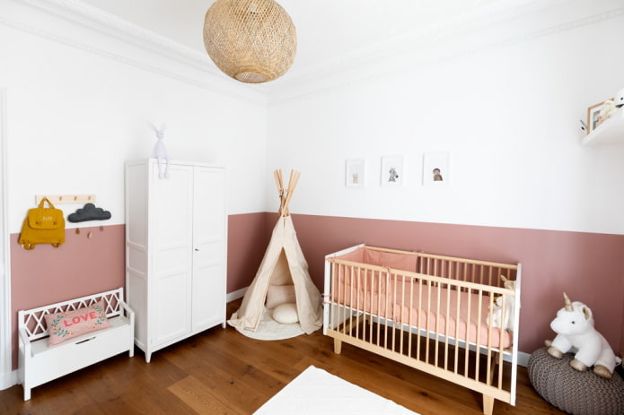 La moitié des murs blancs sont peints en rose poudré