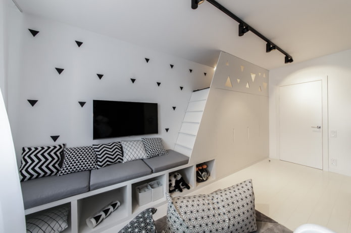 petit canapé avec coussins à motifs noirs et blancs