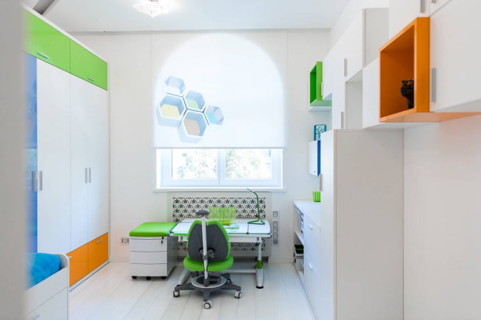 une combinaison de blanc avec de l'orange et du vert