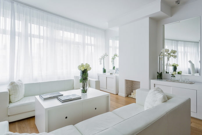 Décoration et éclairage du salon dans les tons blancs