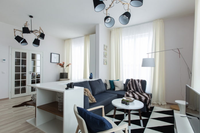 Décoration et éclairage du salon dans les tons blancs