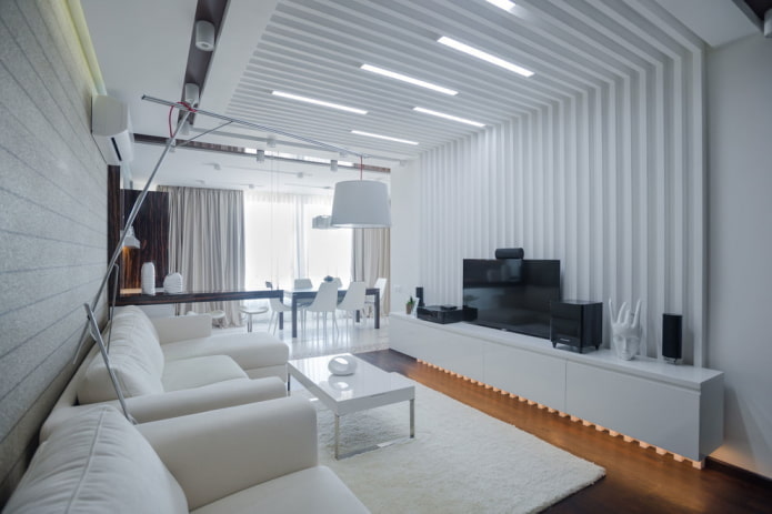 Décoration et éclairage du salon dans les tons blancs
