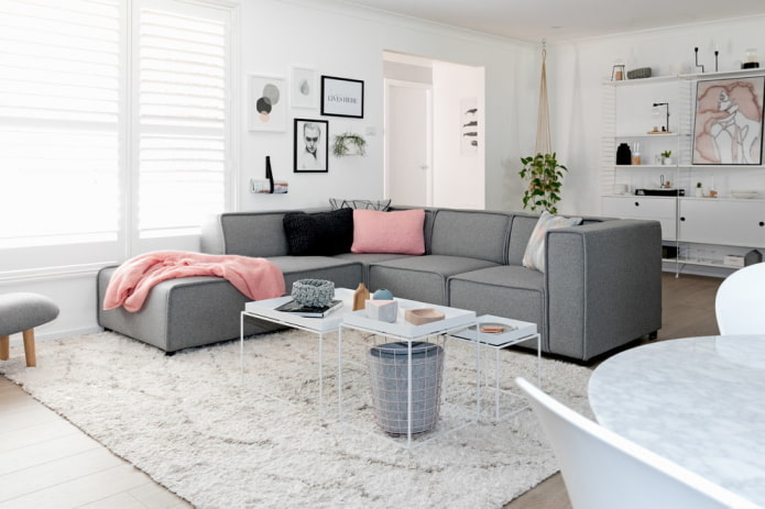 Salon aux tons blancs de style scandinave