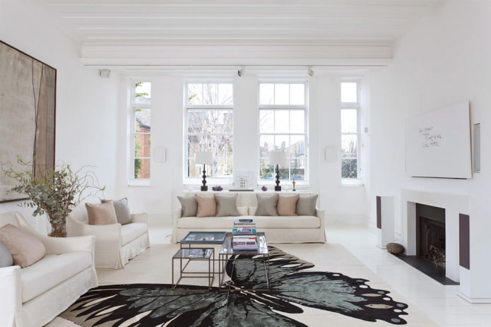 Décoration et éclairage du salon dans les tons blancs