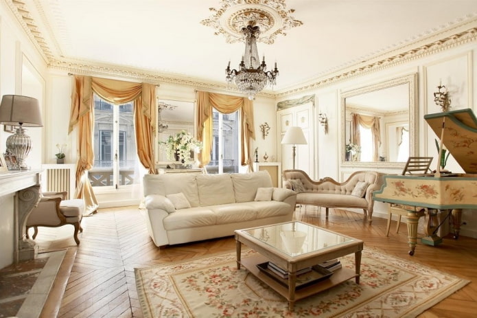 Salon dans les tons blancs dans un style classique
